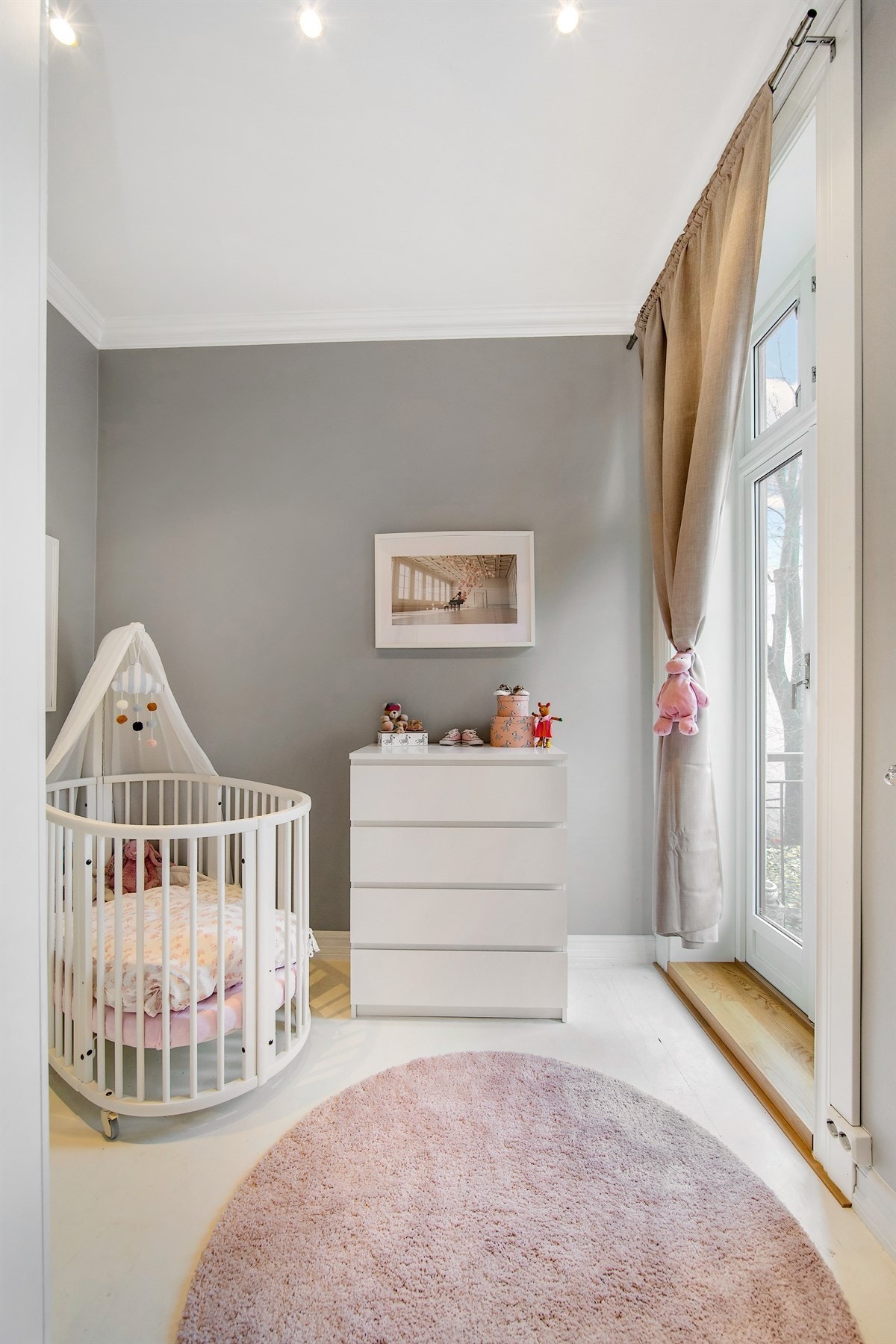 Soverom || har garderobeskap og utgang til balkong Galleribilde