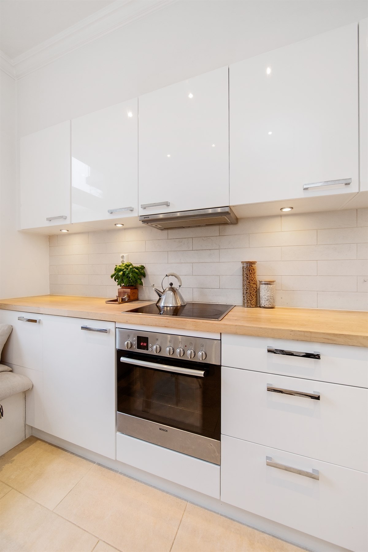 Det er integrerte hvitevarer som ventilator, platetopp og stekeovn, samt oppvaskmaskin Galleribilde