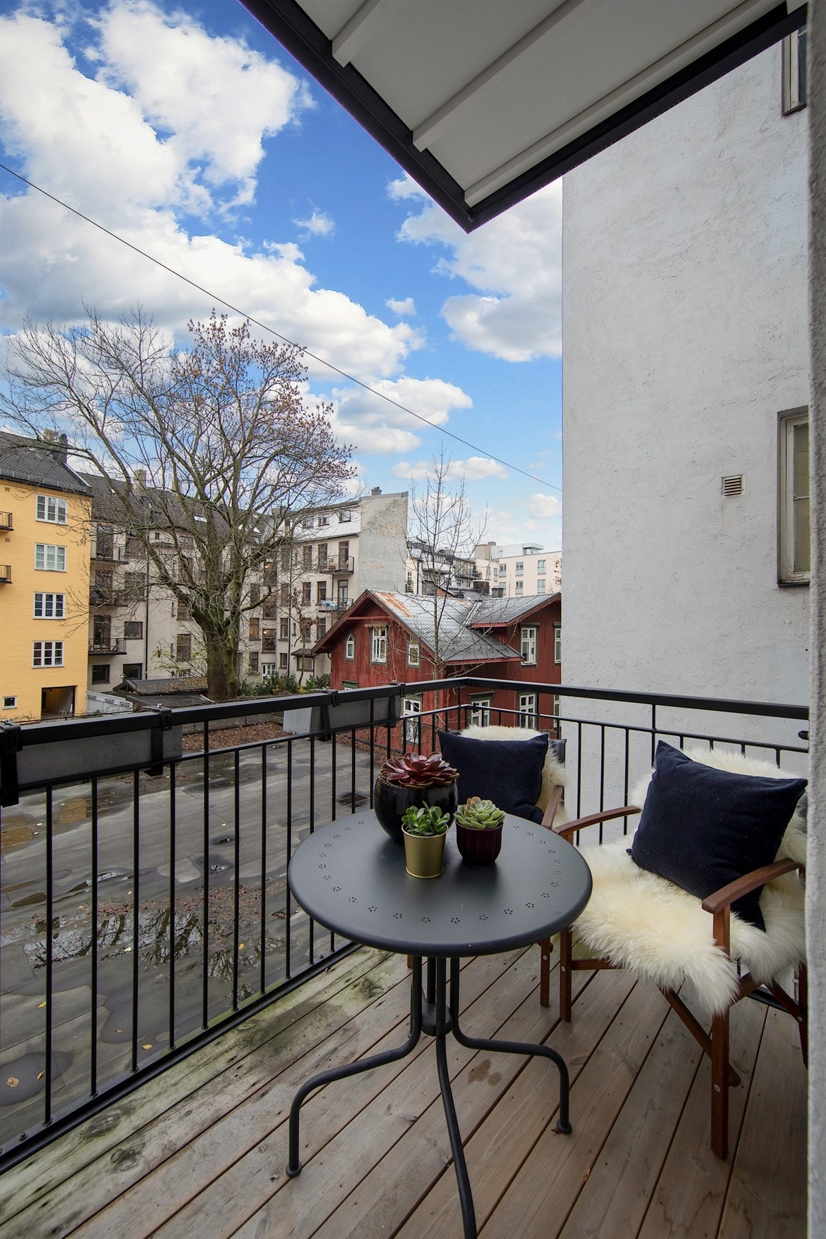 Balkongen er fra 2014, har plass til et hyggelig cafésett og trebord på gulvet Galleribilde