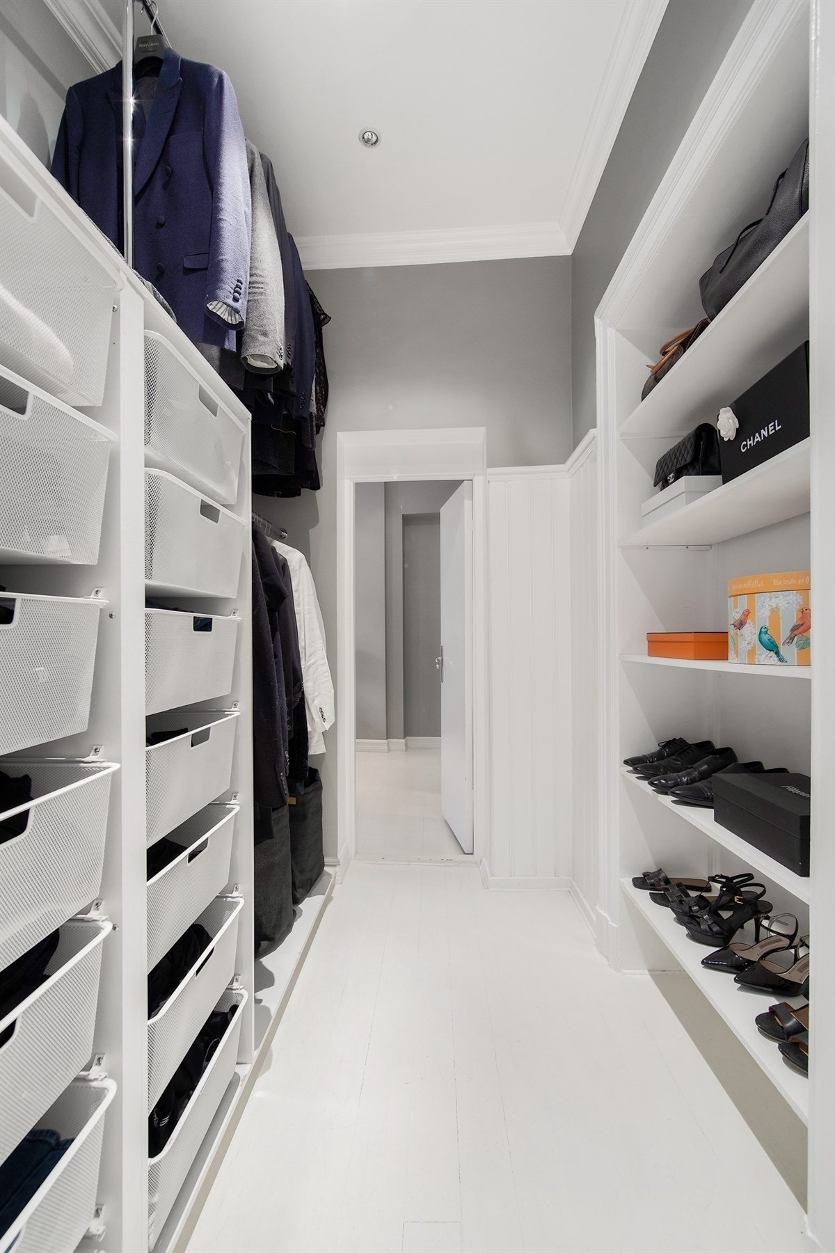 Hovedsoverommet er stort og flott med tiknytning til et smart innredet garderoberom Galleribilde