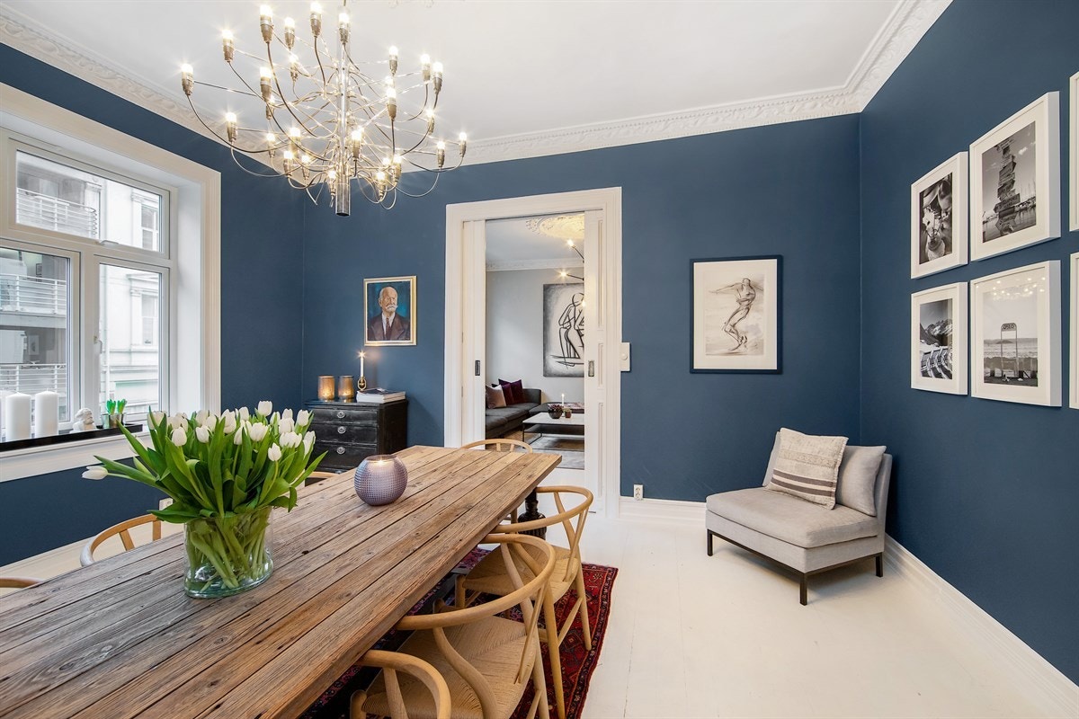 Store vinduer som gir rommet rikelig med naturlig sollys Galleribilde