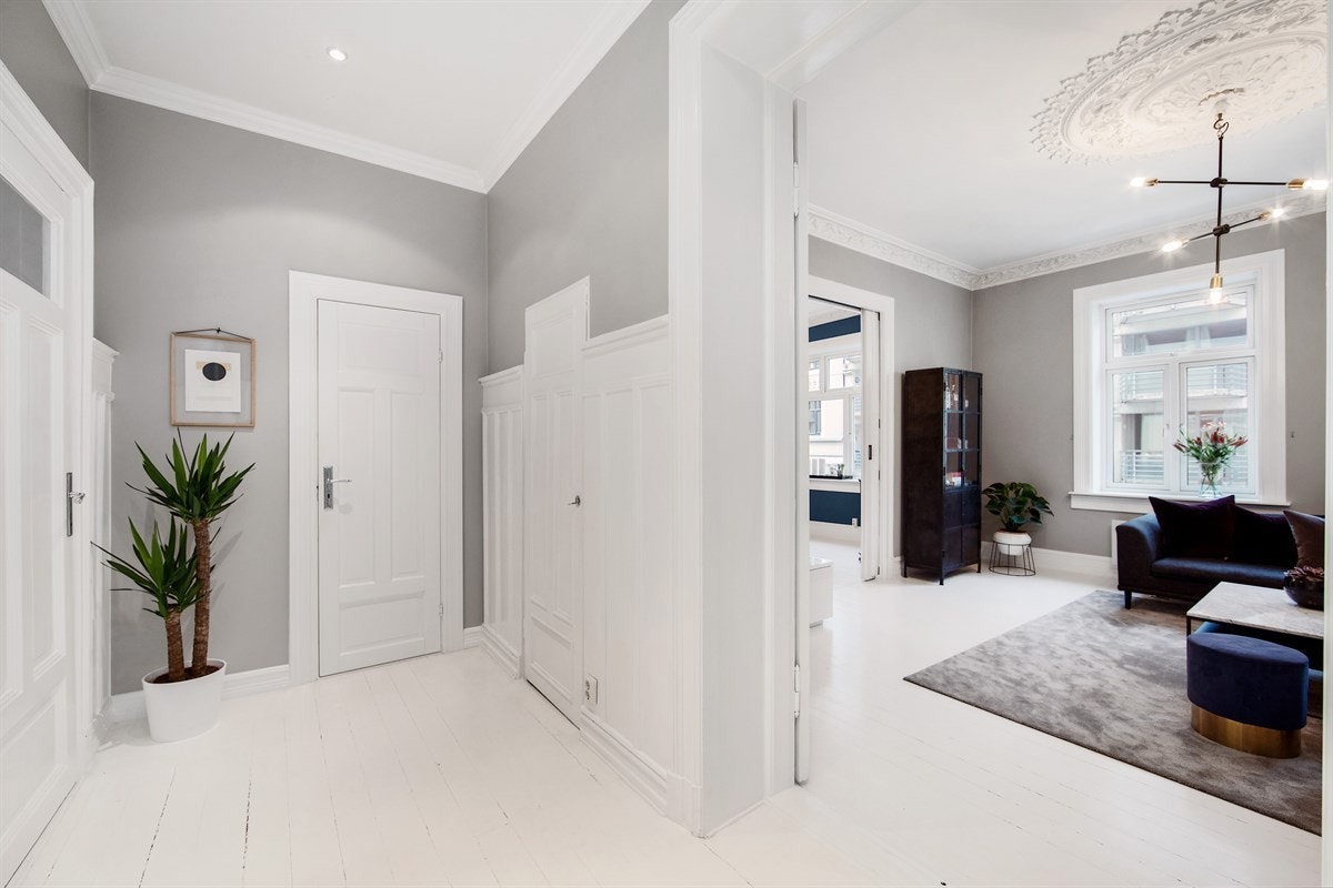 Entreen vitner om en flott leilighet med en herlig miks av moderne og originale elementer Galleribilde