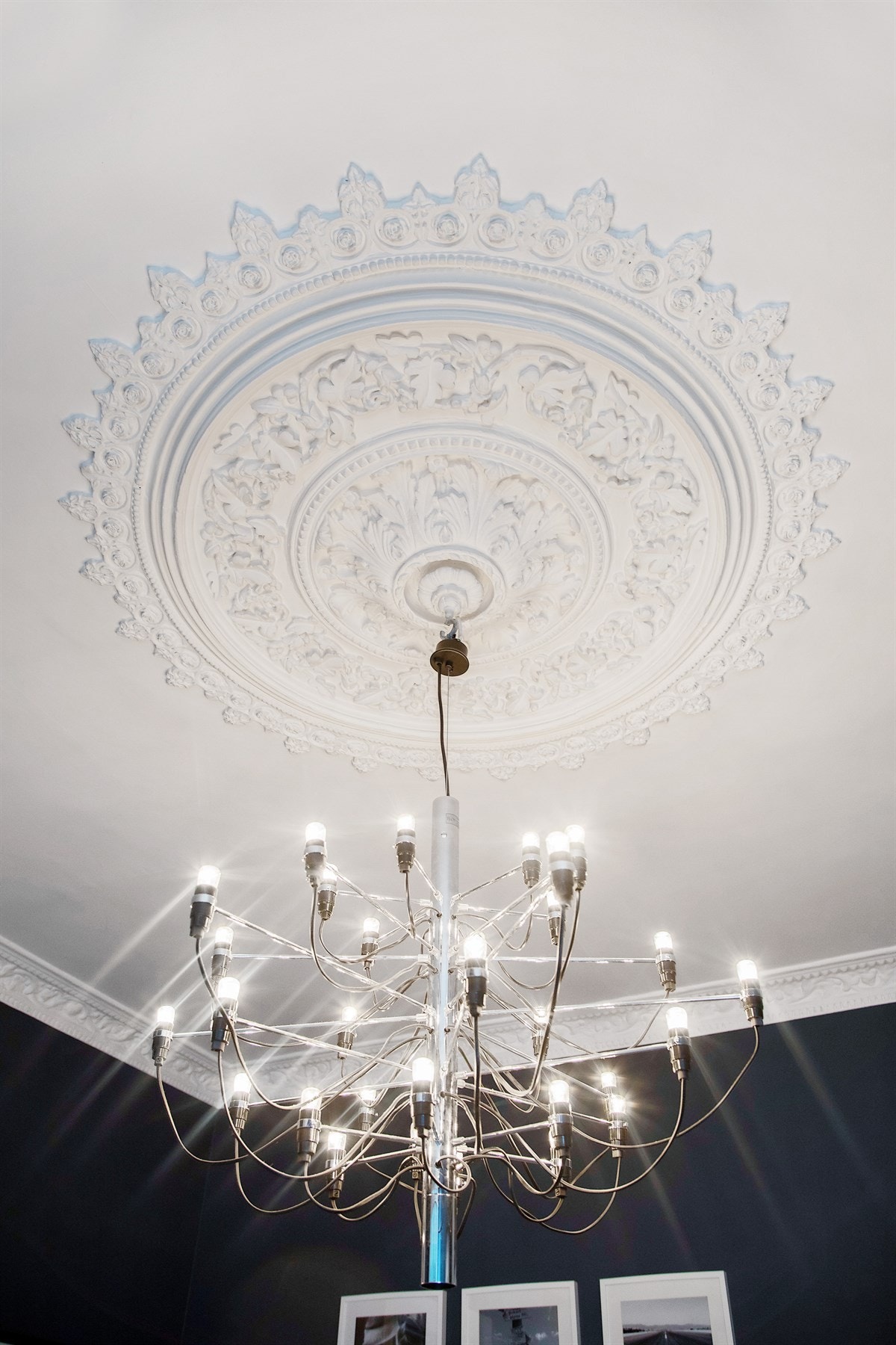 Fine detaljer med rosett i himling Galleribilde