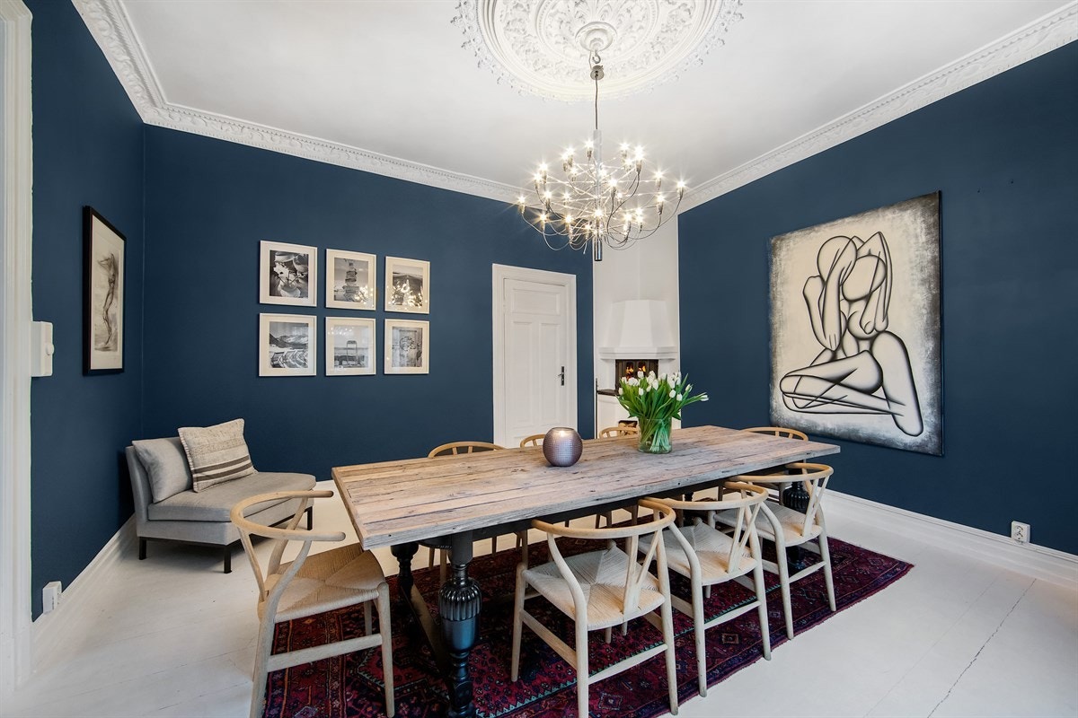 Vakre detaljer som stukkatur og takrosetter med varm og behagelig fargetone Galleribilde