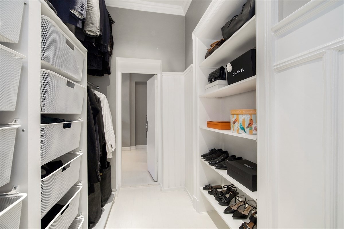 Innredet gardroberom Galleribilde