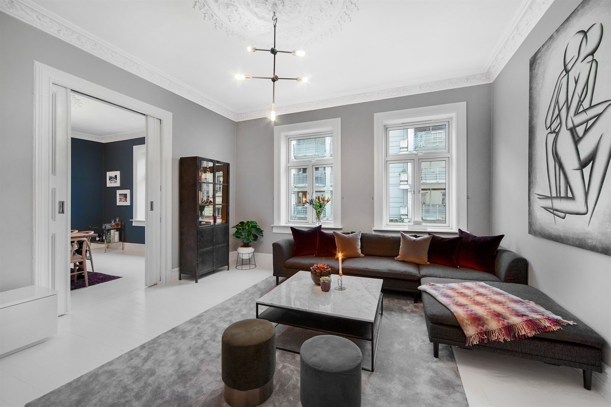 Lekker og romslig 4-roms med tre peiser, moderne kjøkken og delikat bad. Balkong og garasjeplass - super beliggenhet Galleribilde