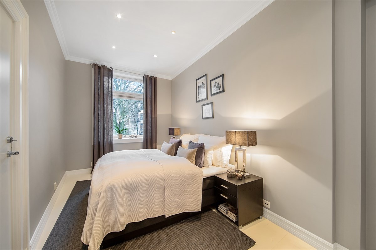 Tidsriktige farger på veggene med downlights i himling Galleribilde