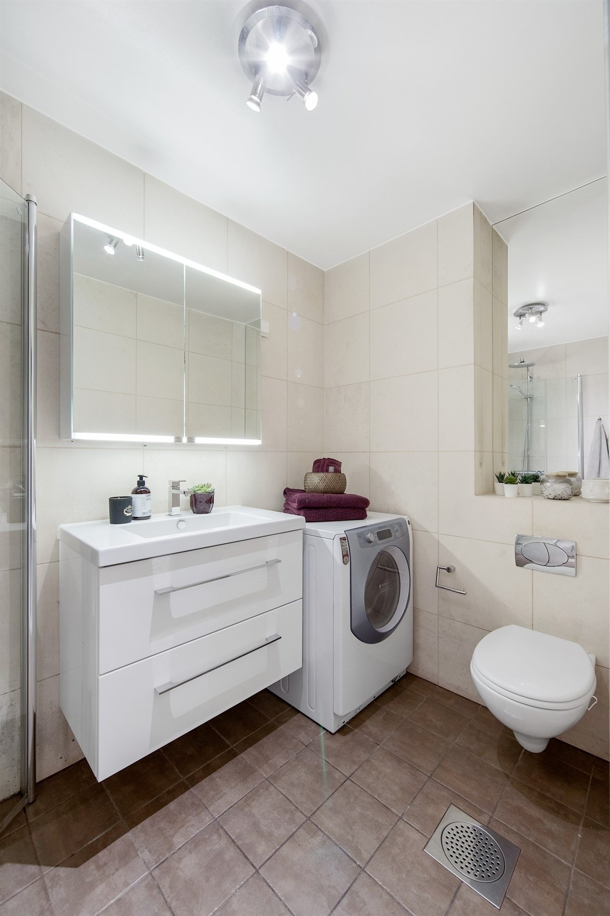 Innredningen består av skuffeseksjon, heldekkende servant og speilskap, samt opplegg for vaskemaskin Galleribilde