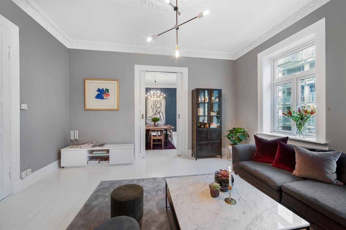 Gulvet er lysmalt og det er tidsriktige farger på veggene. Rommene vil være enkle å innrede med både sofagruppe, langbord og annet ønskelig interiør Galleribilde