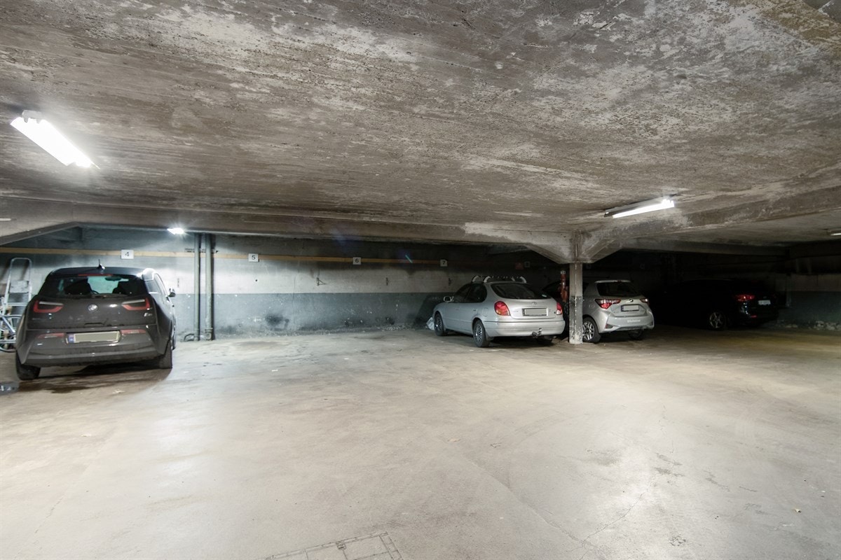 Det medfølger en garasjeplass i underetasjen til bygget Galleribilde