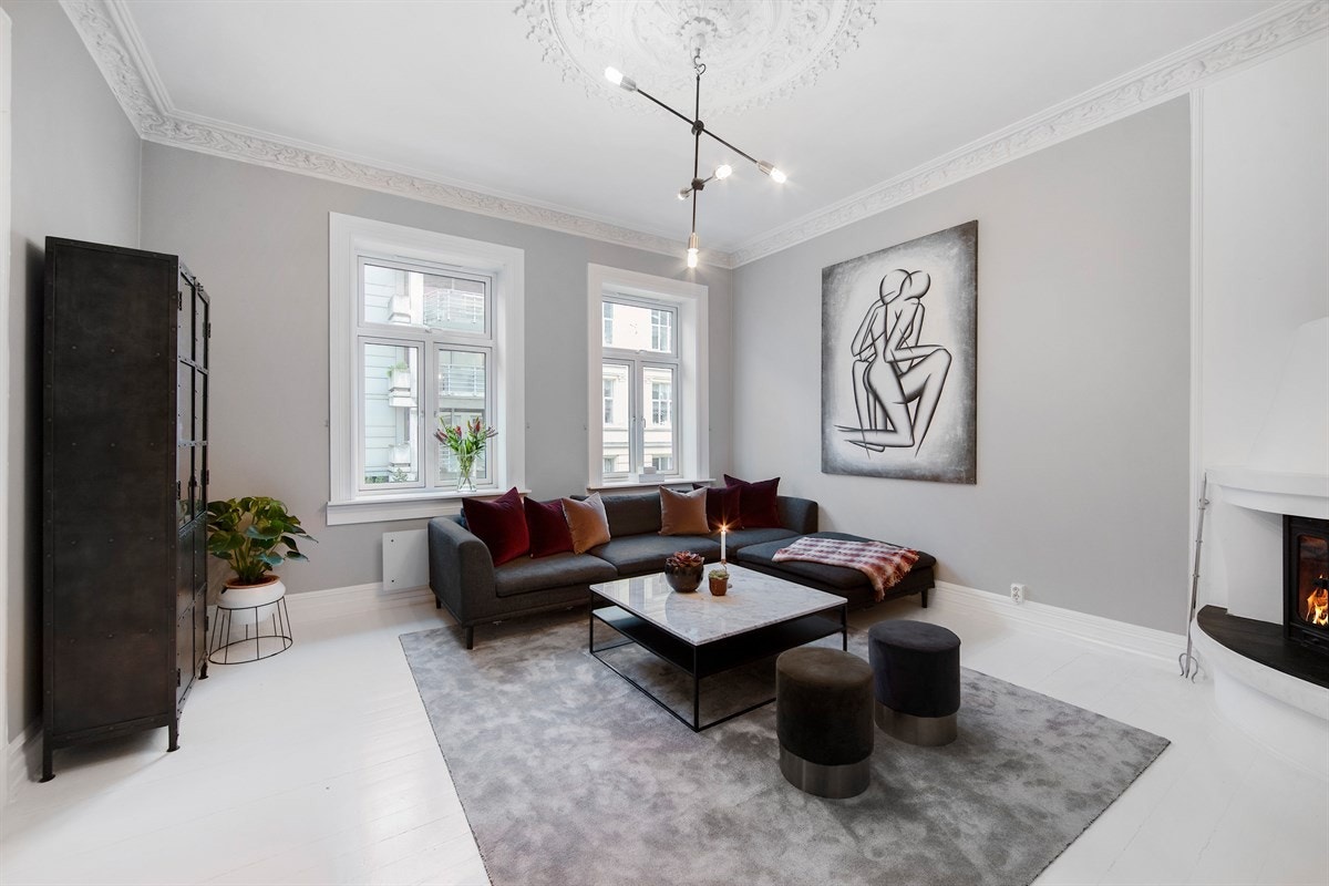 Leiligheten har to nydelige stuer som er adskilt av dobbel skyvedør. Begge stuene er store og gode med vakre detaljer som stukkatur og takrosetter. Galleribilde