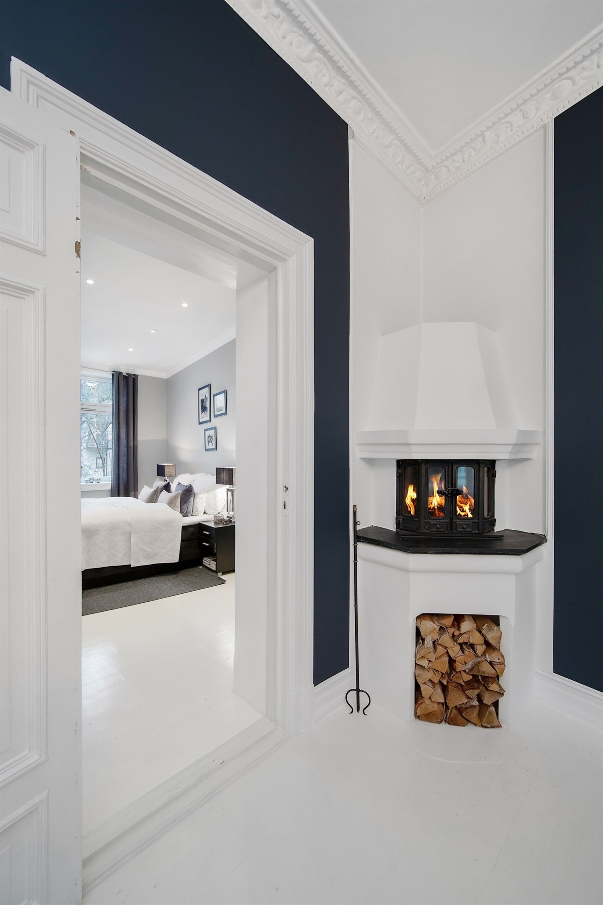 Stuene har også oppmurt peis med innsatser som sørger for god varme og hygge gjennom den kalde, mørke årstiden. Galleribilde