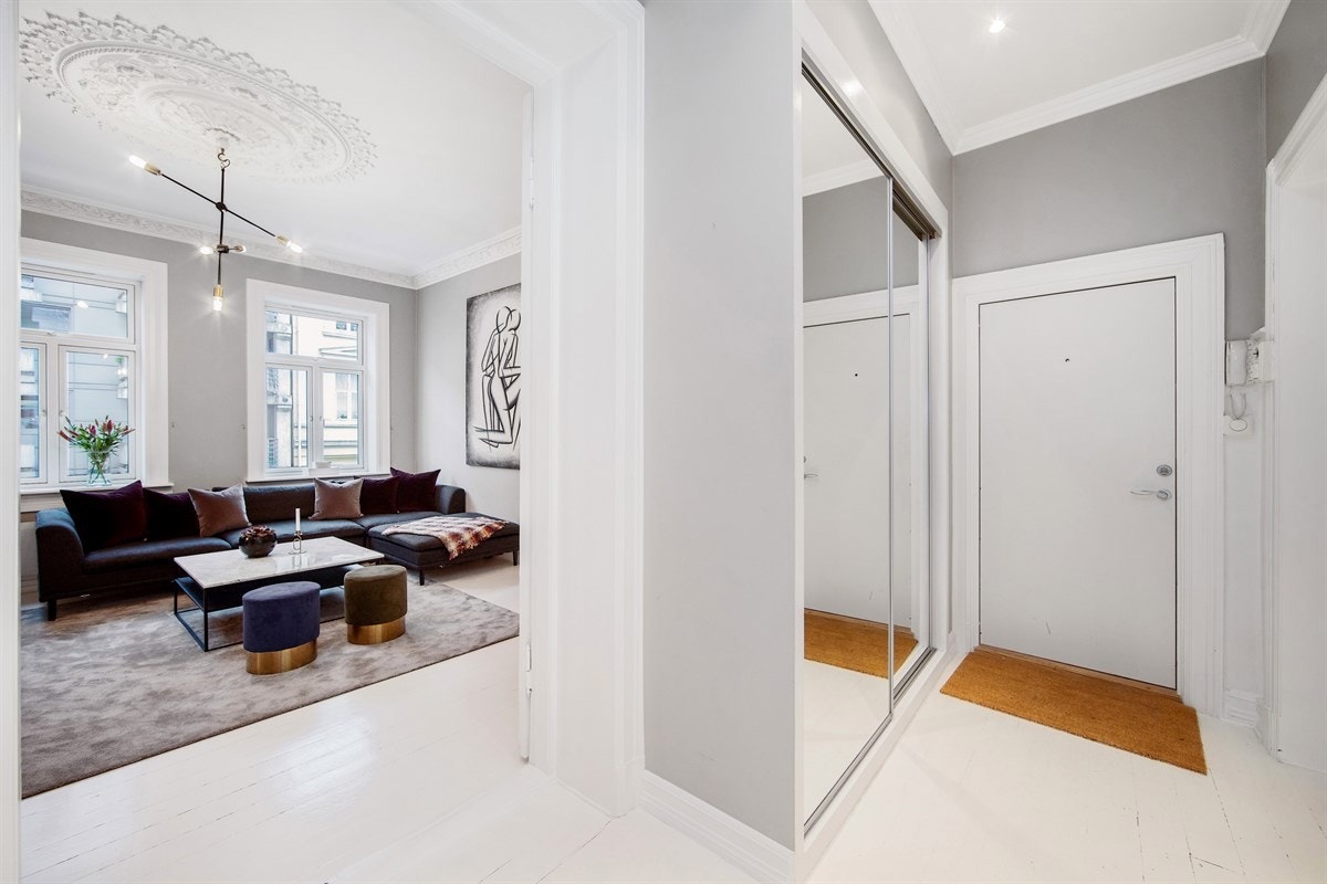 En skyvedørsgarderobe med speilfronter gir forstørret romfølelse og god lagringsplass Galleribilde