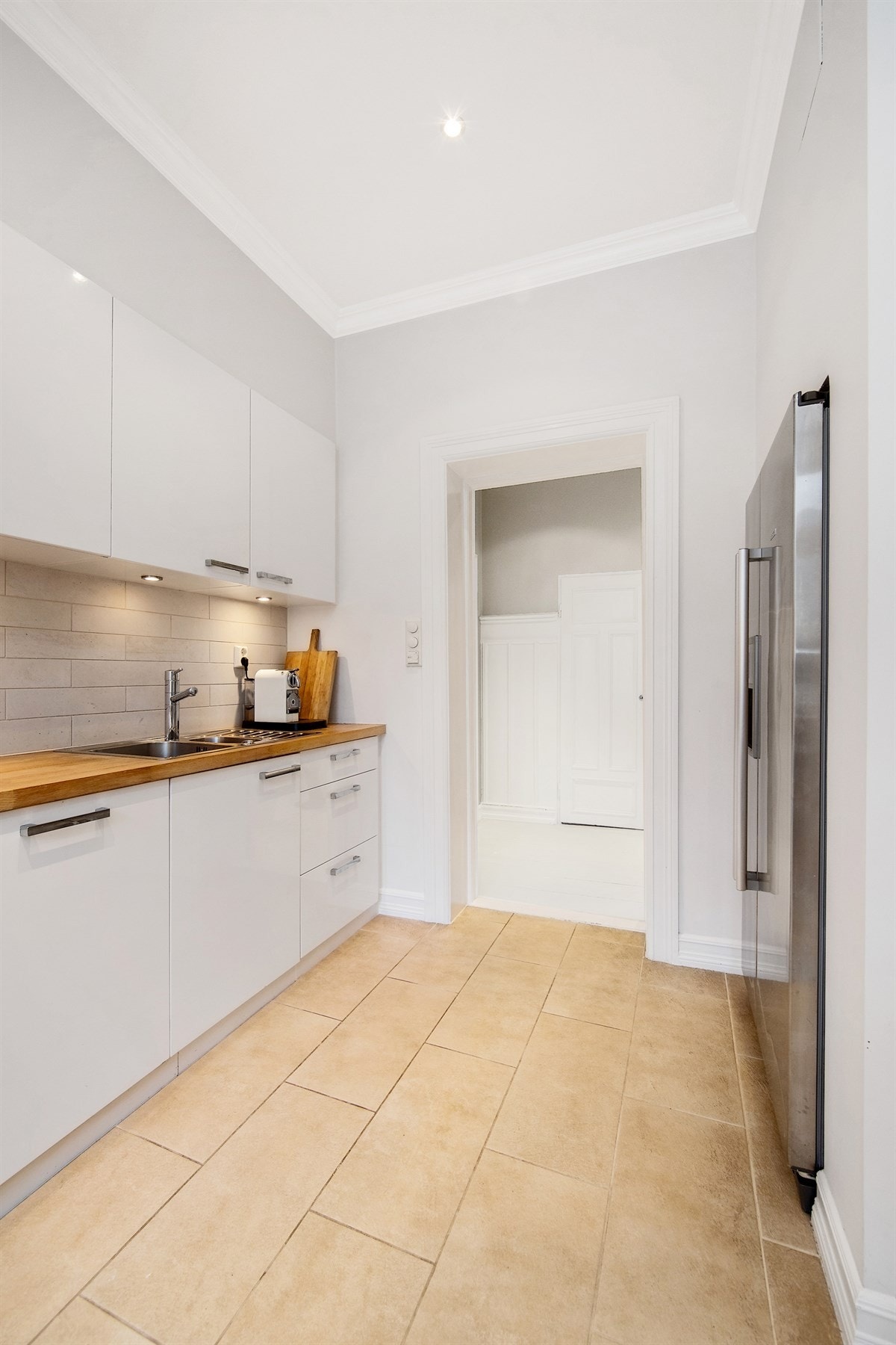 I den ene veggen er det innfelt side-by-side-kjøleskap med isbitfunksjon Galleribilde