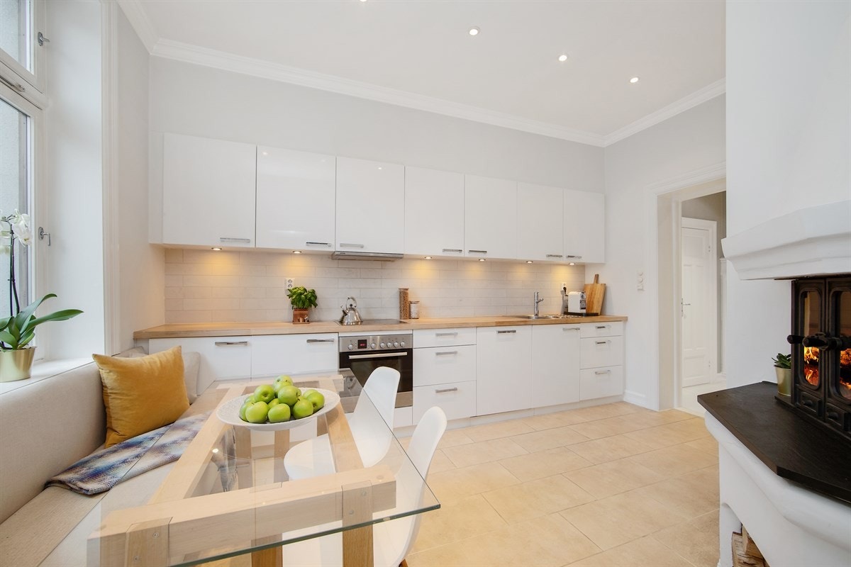 Kjøkkenet ble modernisert i 2014 med downlights, gulvfliser og lekker innredning. Innredningen har lyse høyglansfronter, heltre benkeplate og fin oppvaskkum Galleribilde