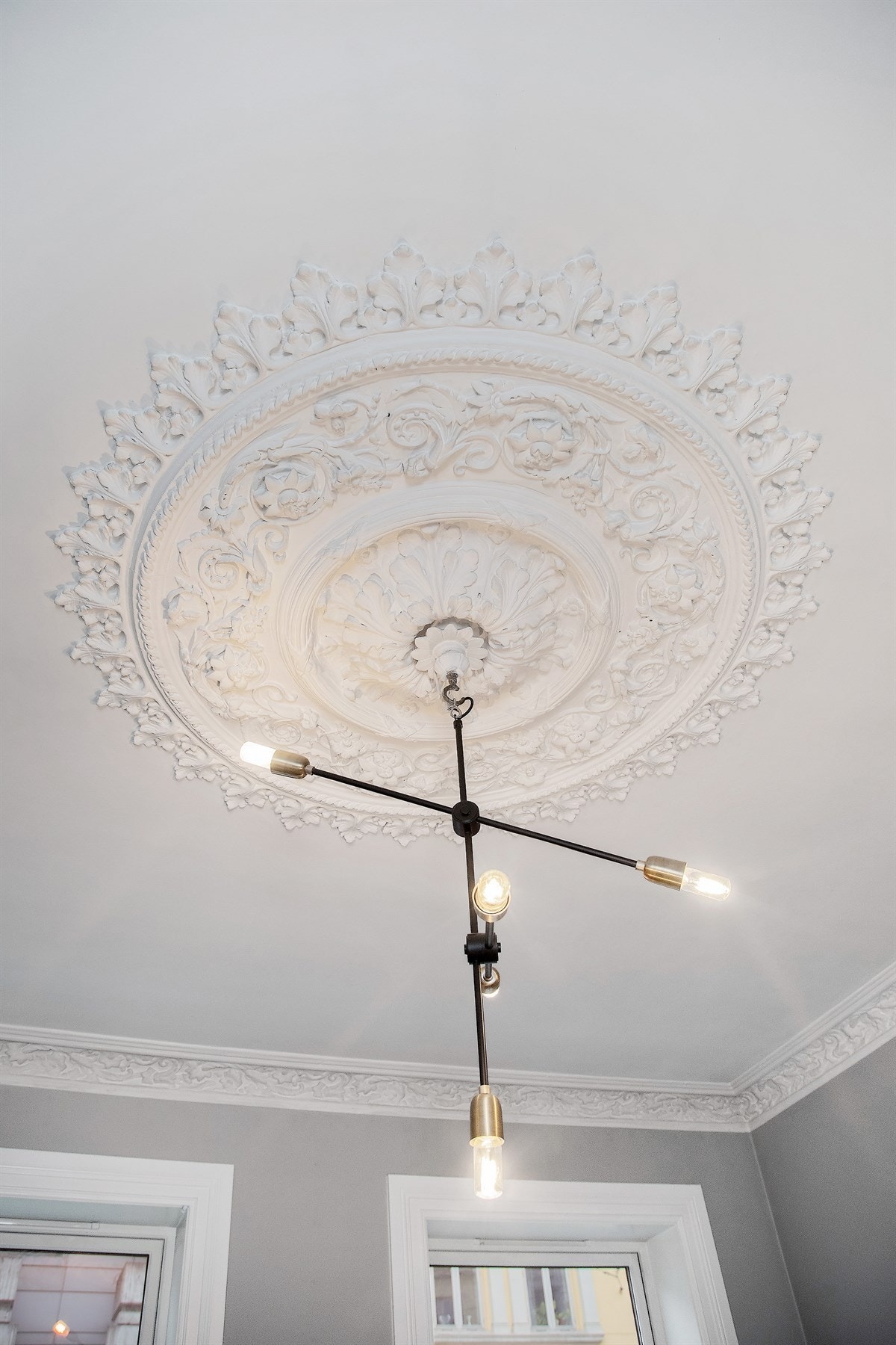 Fine detaljer med rosett i himling Galleribilde