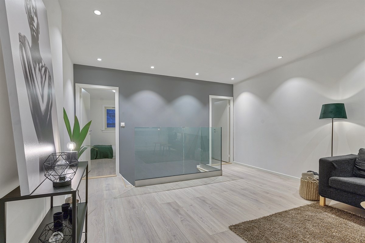 Gulvet er gjennomgående. Legg merke til det lekre glassrekkverket Galleribilde