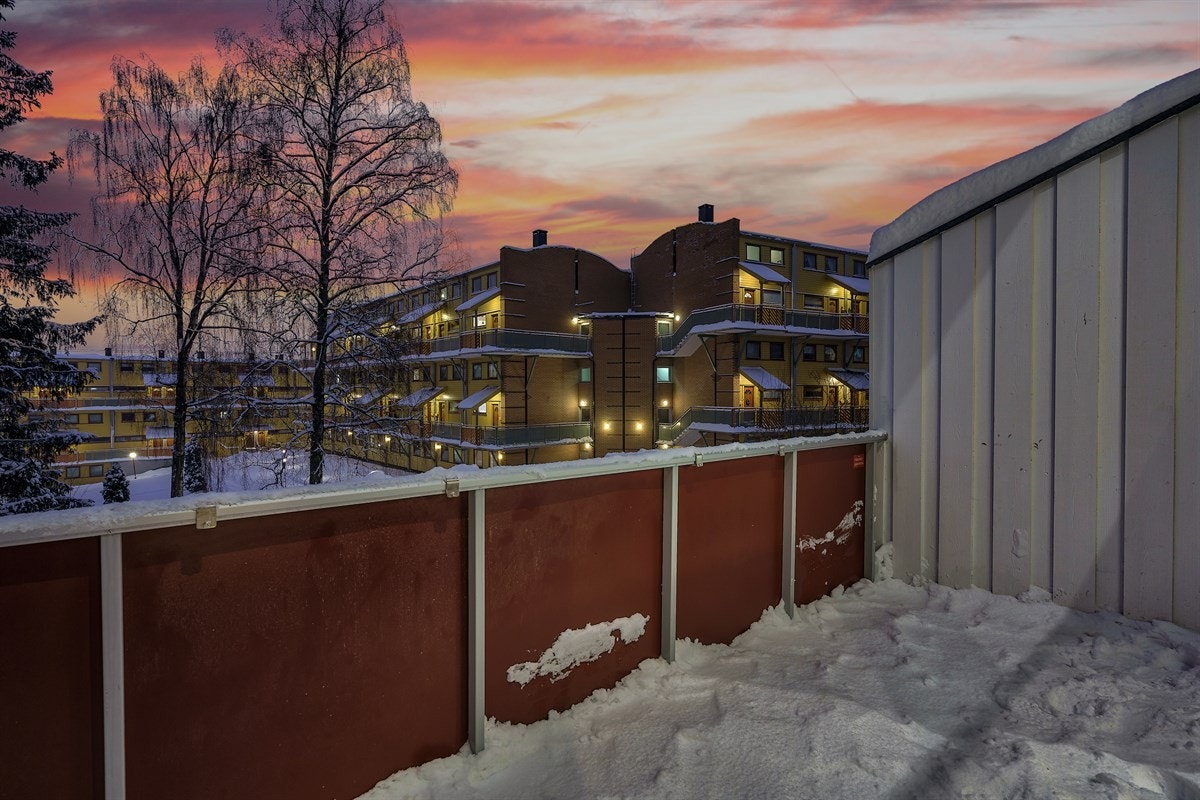 Usjenert uteplass med god plass til spisegruppe Galleribilde