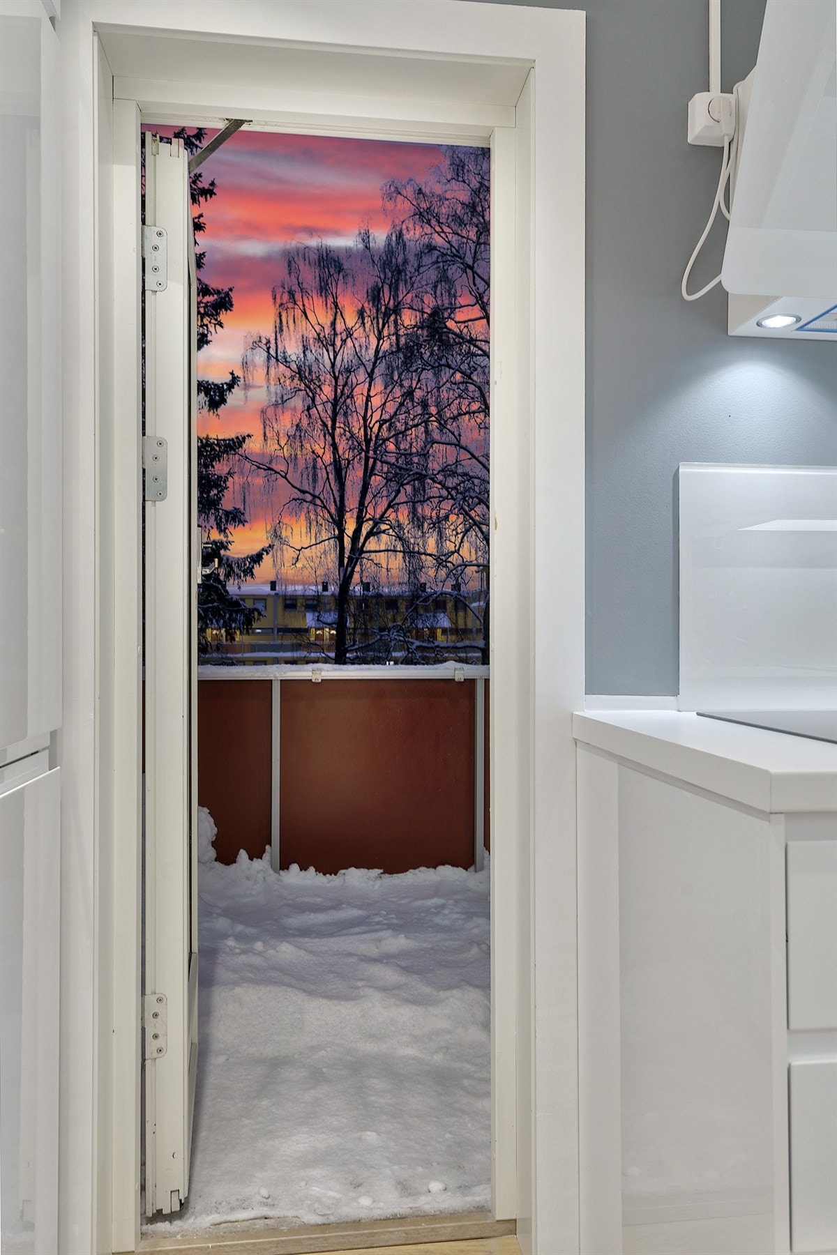 Utgang direkte til en romslig terrasse med gode solforhold Galleribilde