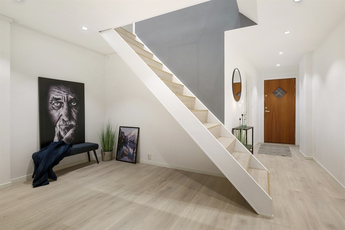 Trappegangen ned fra 2.etg til 1.etg Galleribilde