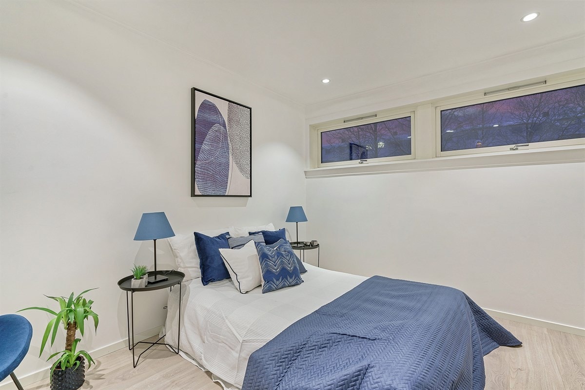 Hovedsoverom | Særdeles god plass til romslig dobbeltseng og nattbord Galleribilde