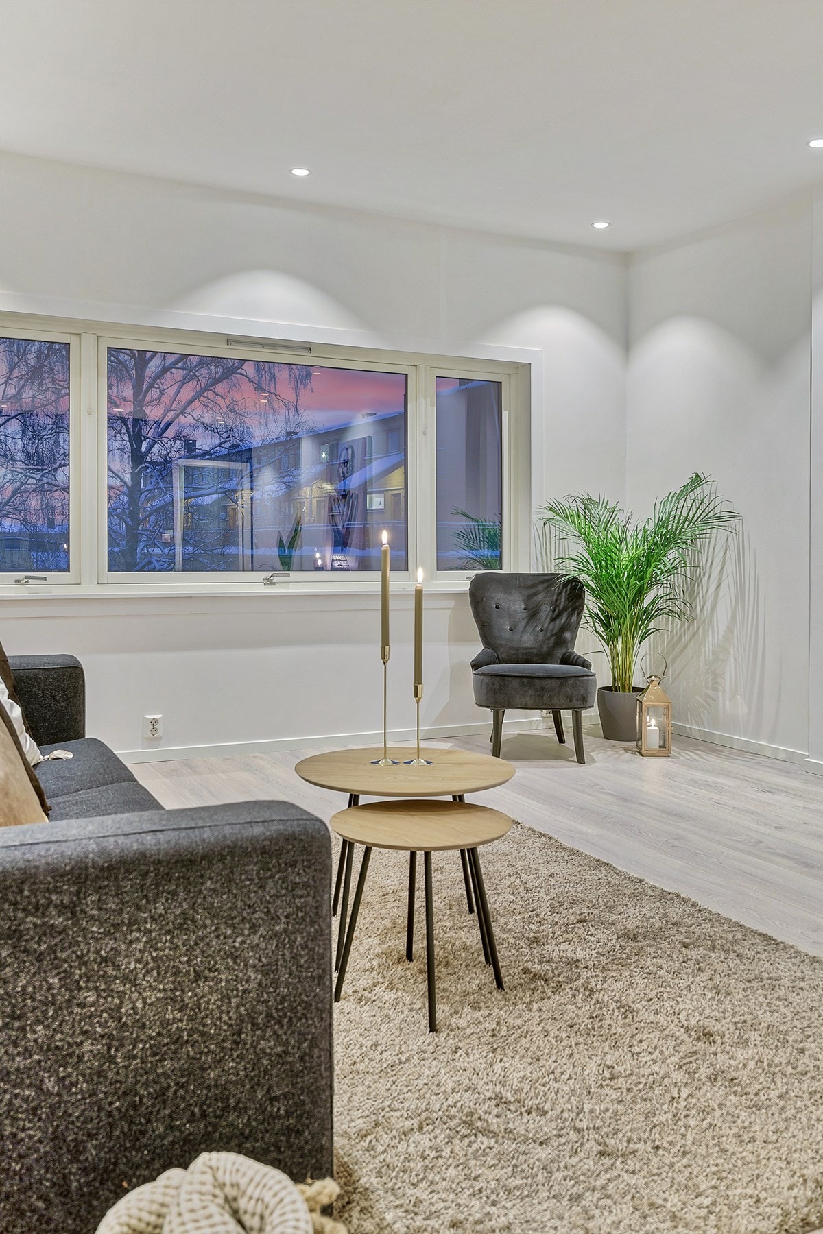 Store vindusflater og gjennomgående planløsning med mye natulig lysinnslipp Galleribilde