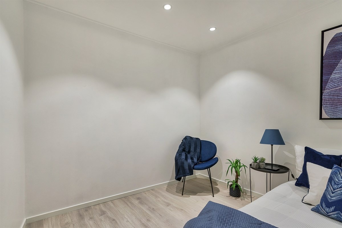 Senket himling med downlights og naturlig plass til garderobe Galleribilde