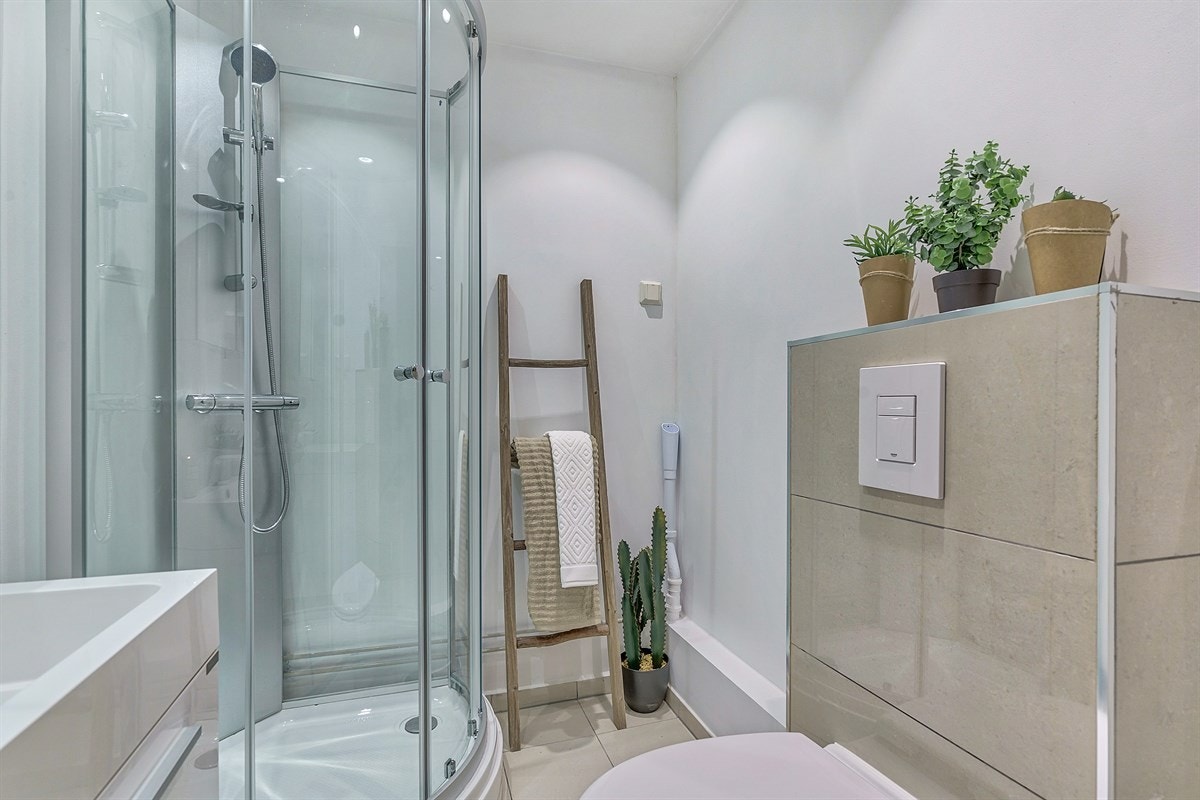 Baderommet | Arealeffektivt bad/ wc med alt du trenger. Plass til 60 cm vaskemaskin Galleribilde