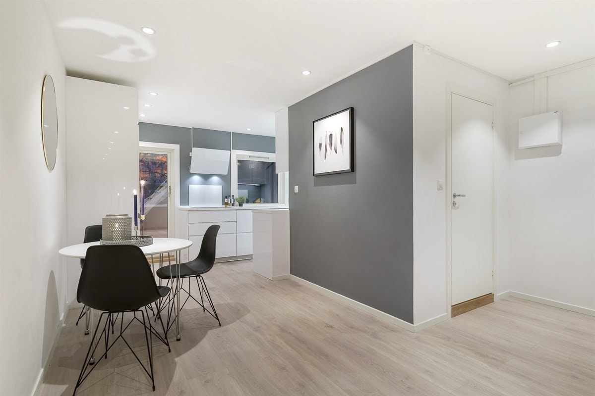 Kjøkken med delvis åpen løsning hvor spiseplassen har en naturlig tilknytning Galleribilde