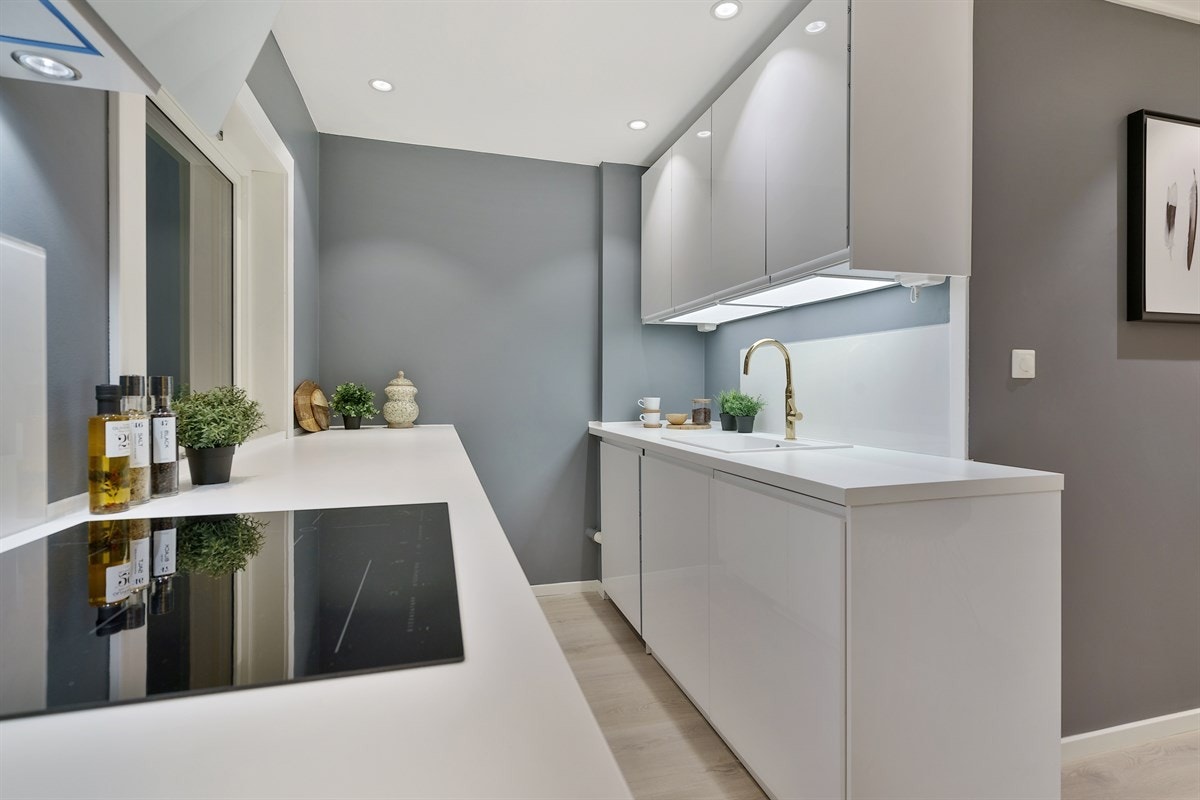 Rålekkert IKEA kjøkken med hvite fronter Galleribilde