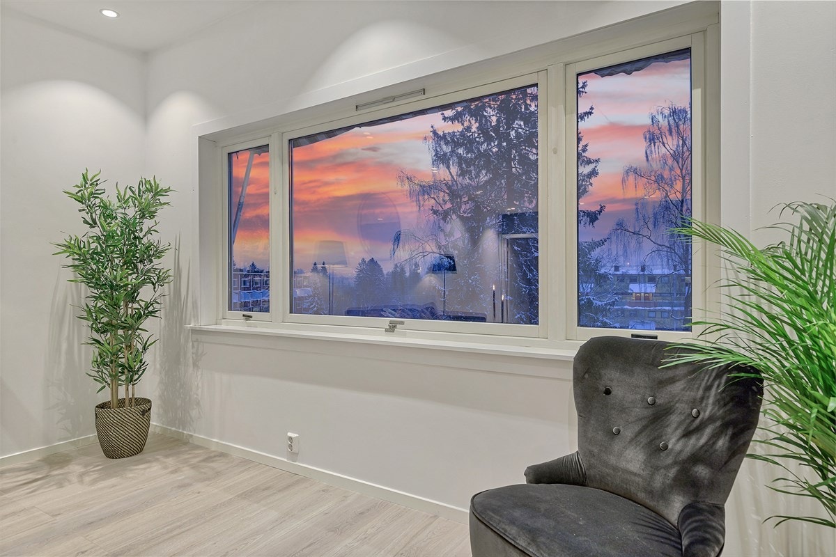 Fritt utsyn over rolige grøntarealer Galleribilde