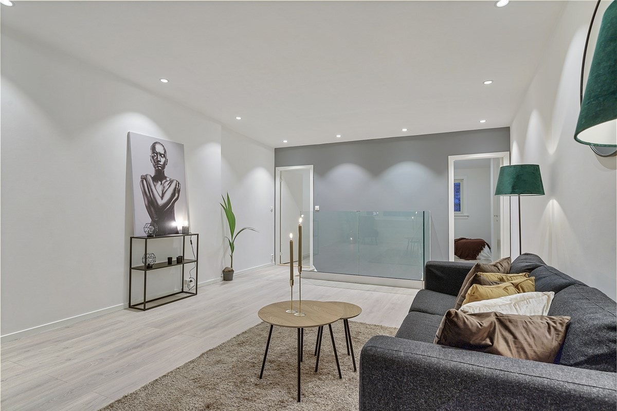 Boligen er malt i tidsriktige og klassiske grå og hvittoner som gjør det enkelt å sette sitt eget preg på boligen Galleribilde