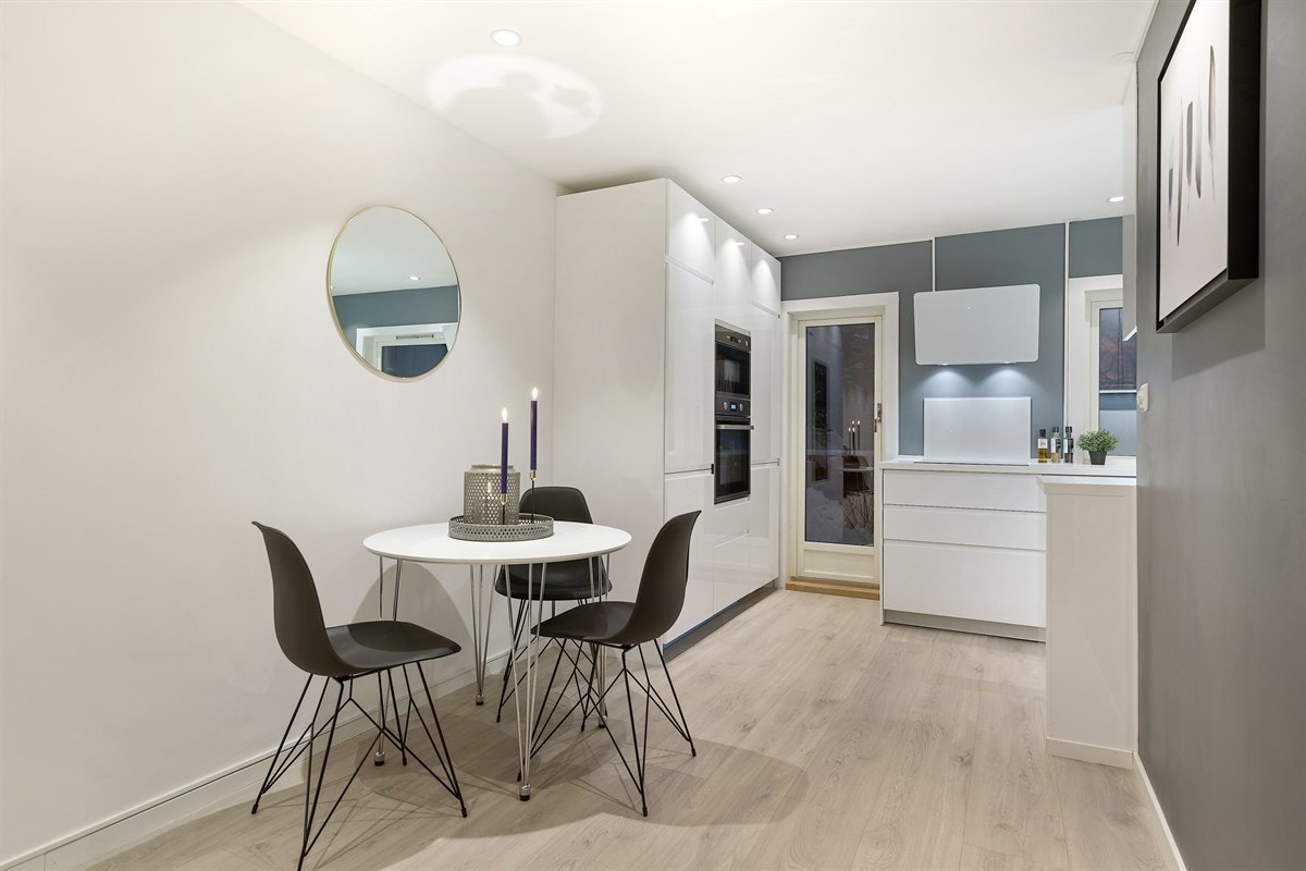 Et meget innbydende kjøkken med intergrerte hvitevarer og praktisk skapplass Galleribilde