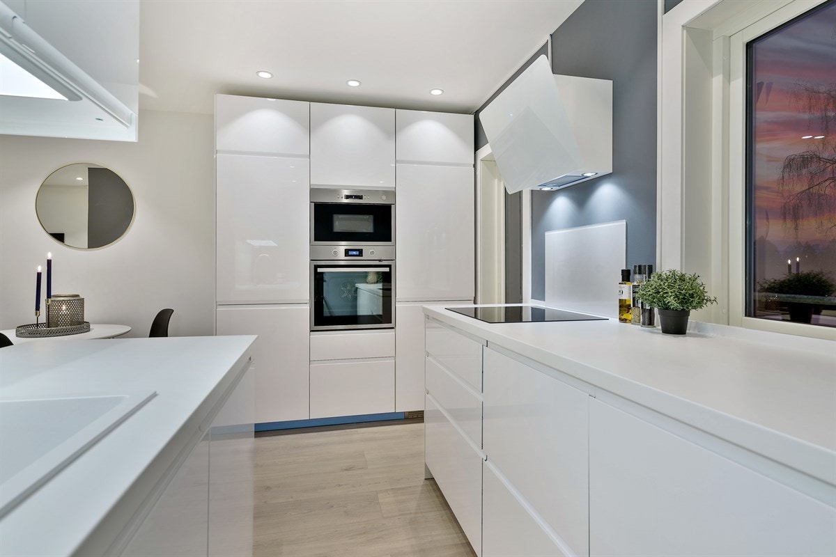 Integrerte hvitevarer, nedfelt oppvaskkum og rikelig med skapplass Galleribilde