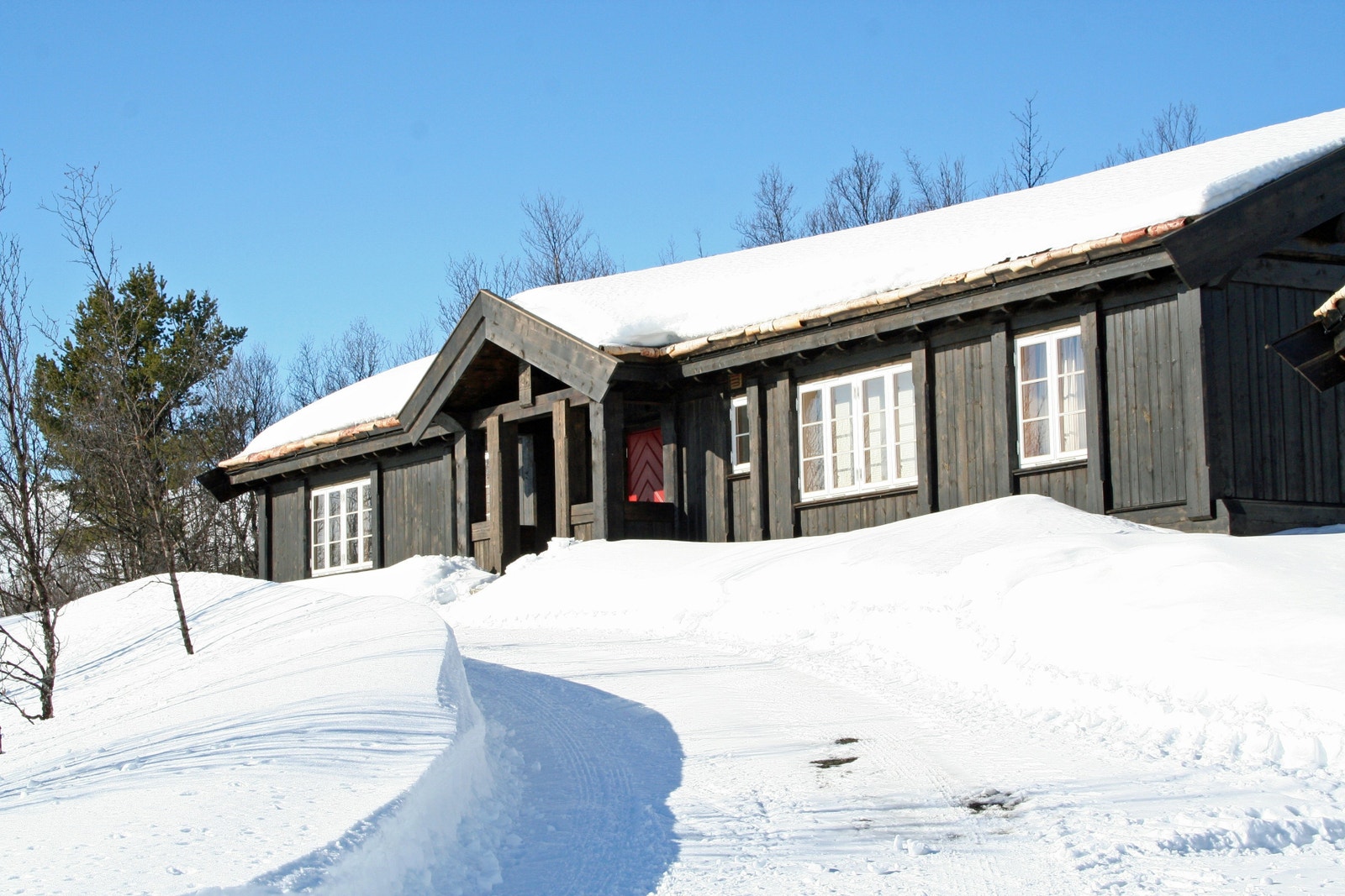 Stavlaft-hytte i tradisjonell, norsk stil med kraftige stolper og svalgang. Kvalitetshåndverk fra Skåbu Tradisjonsbygg. Foto: Anne Mari Lo Galleribilde