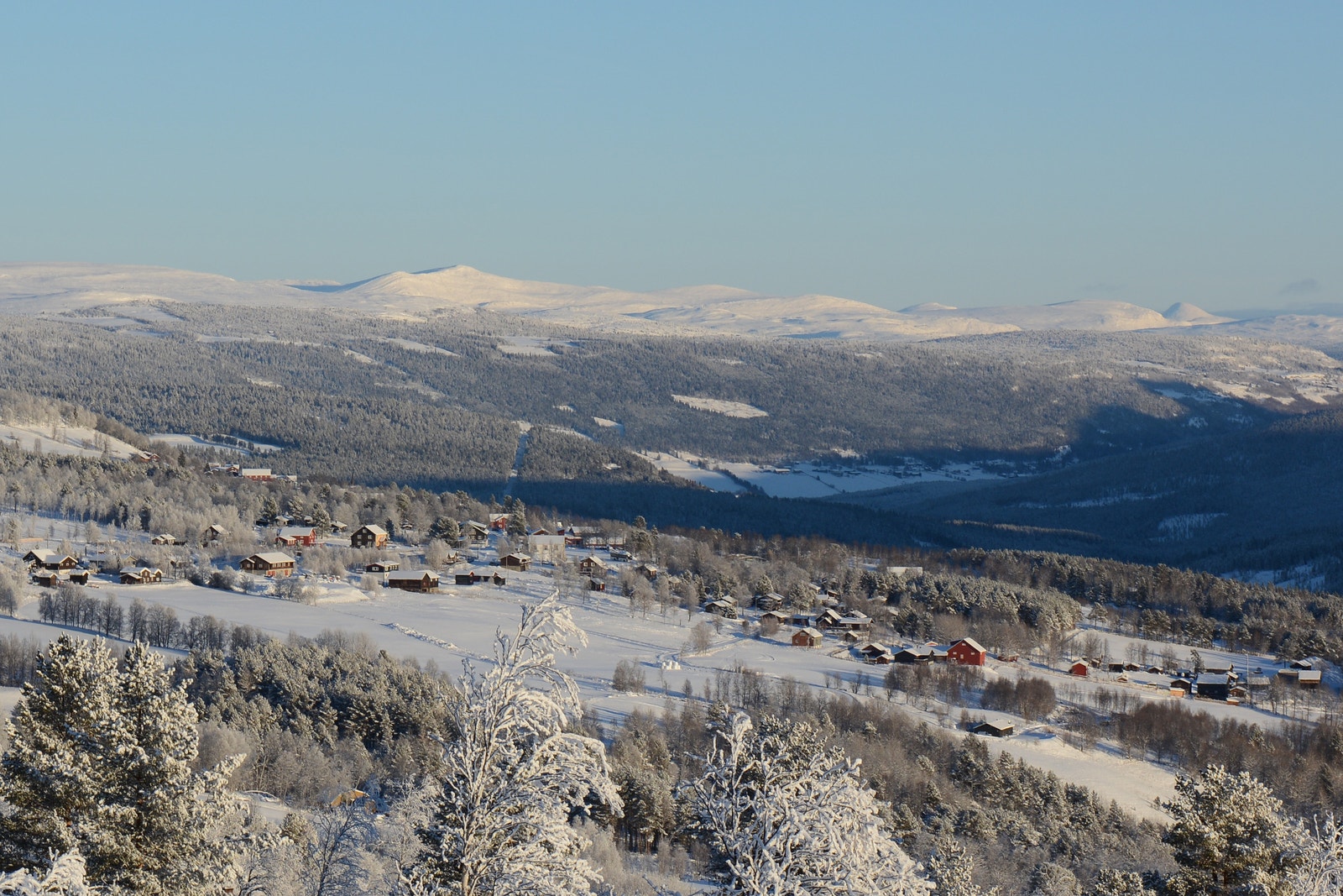 Skåbu regnes som det høyest beliggende bygdesamfunnet i Nord-Europa. I fjellbygda er det snø halve året. Fra Skardfjellgrenda er det utsikt til Skåbu sentrum og videre nedover Gudbrandsdalen. Foto: Anne Mari Lo Galleribilde