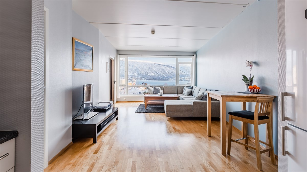 God plass til både spisebord og sofa