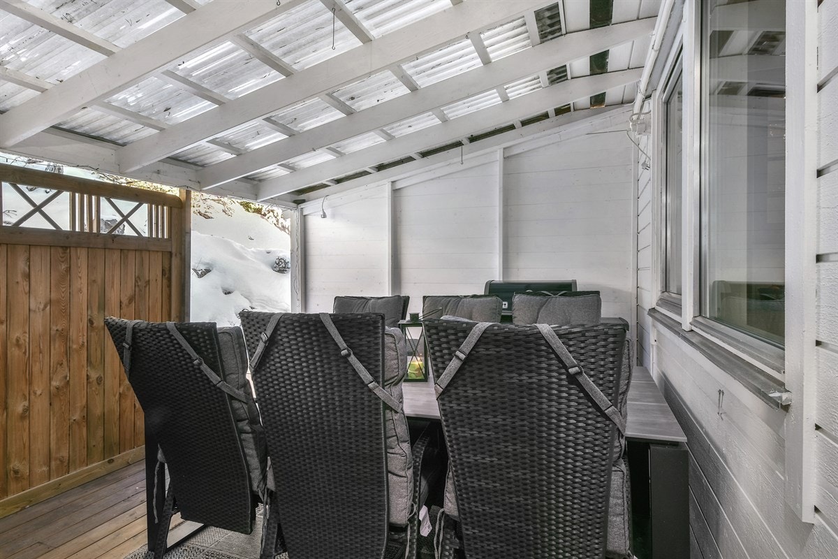 Taket slipper gjennom lys og det er god plass til sittegruppe. Galleribilde