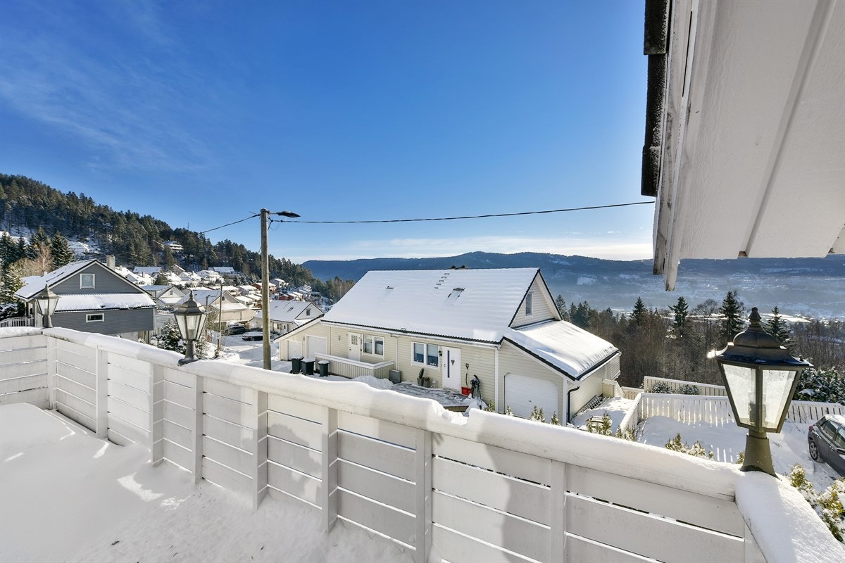 Verandaen på ca. 13 kvm har svært gode solforhold, flott utsikt mot Mjøndalen og plass til en enkel sittegruppe. Galleribilde