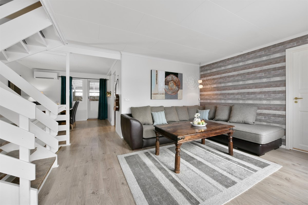 Stuen består av to soner som er delvis adskilte. Galleribilde