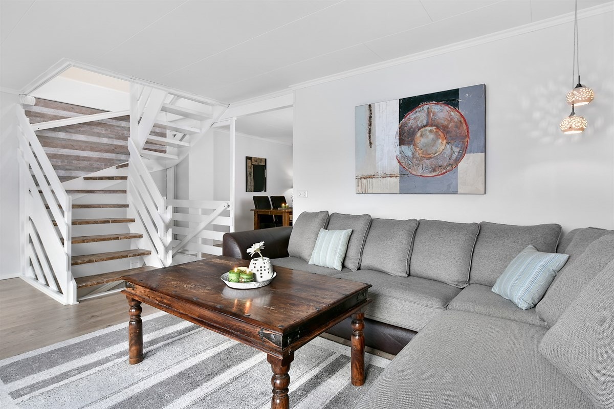 I den ene delen er det god plass til spisestue, mens det i den andre sonen er naturlig plass til sofagruppe med tv-løsning. Galleribilde