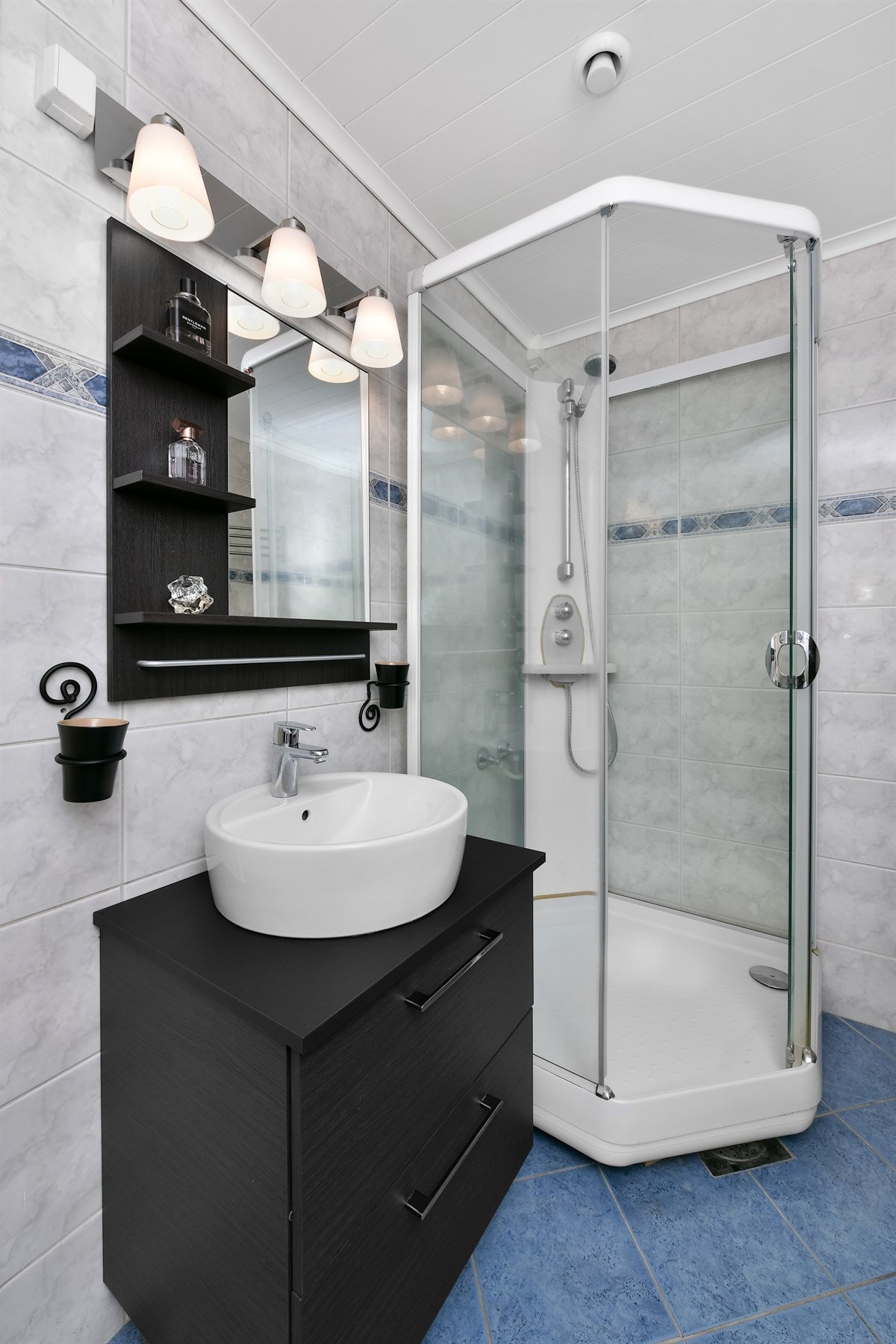 Det ene badet ligger i underetasjen og har gulv- og veggfliser, mekanisk avtrekk og toalett. Galleribilde