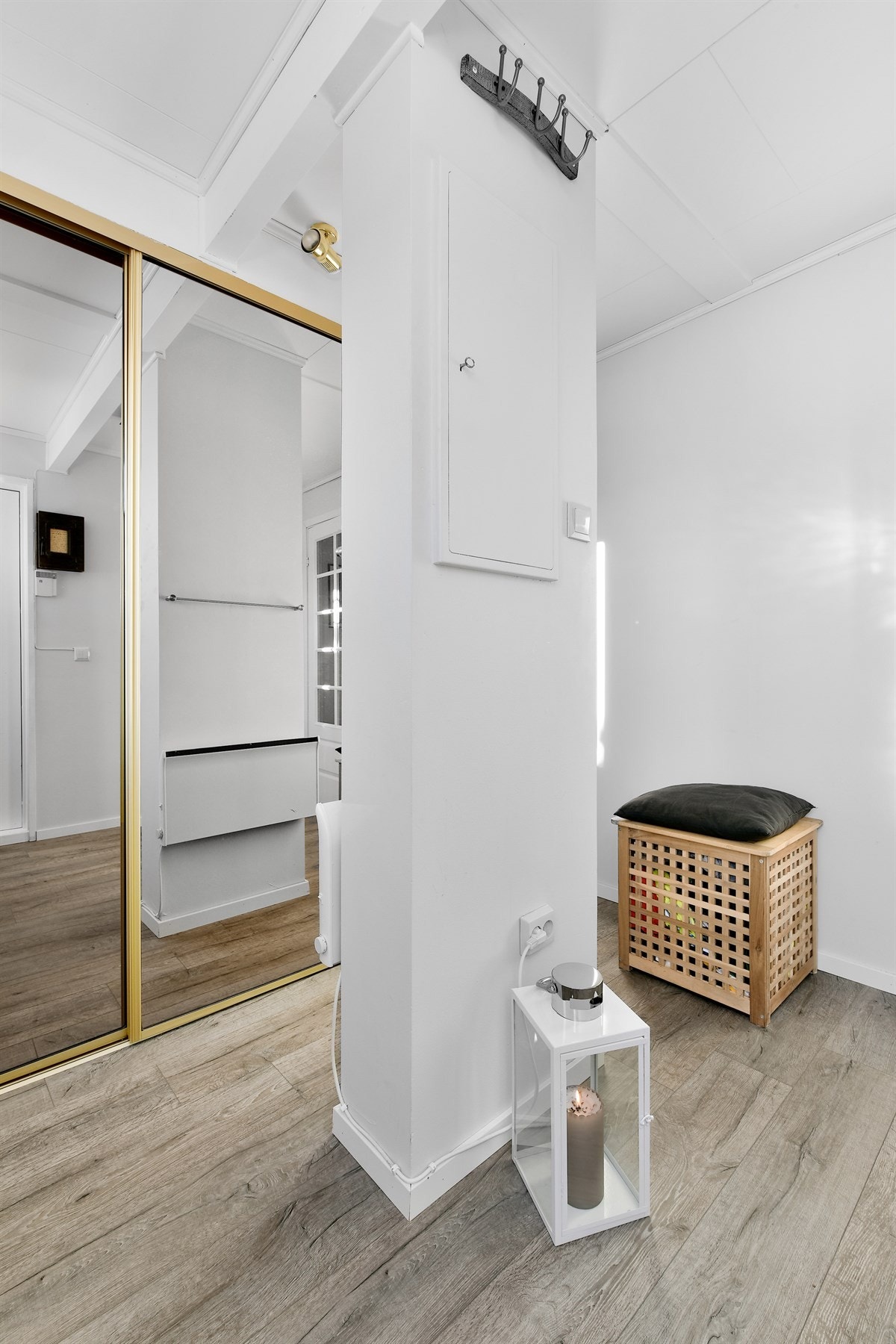 En skyvedørsgarderobe med speilfronter gir forstørret romfølelse og gjør det enkelt å holde orden. Galleribilde
