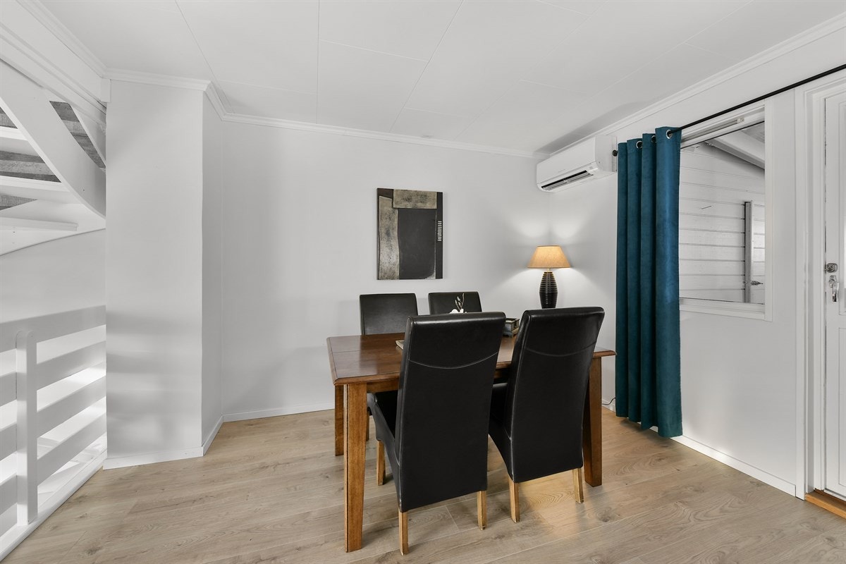 Stuen har en egen sone for spisbord. Galleribilde