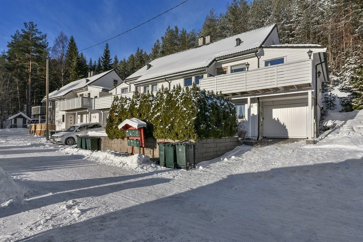 Det er parkering i integrert garasje og gårdsplass. Galleribilde