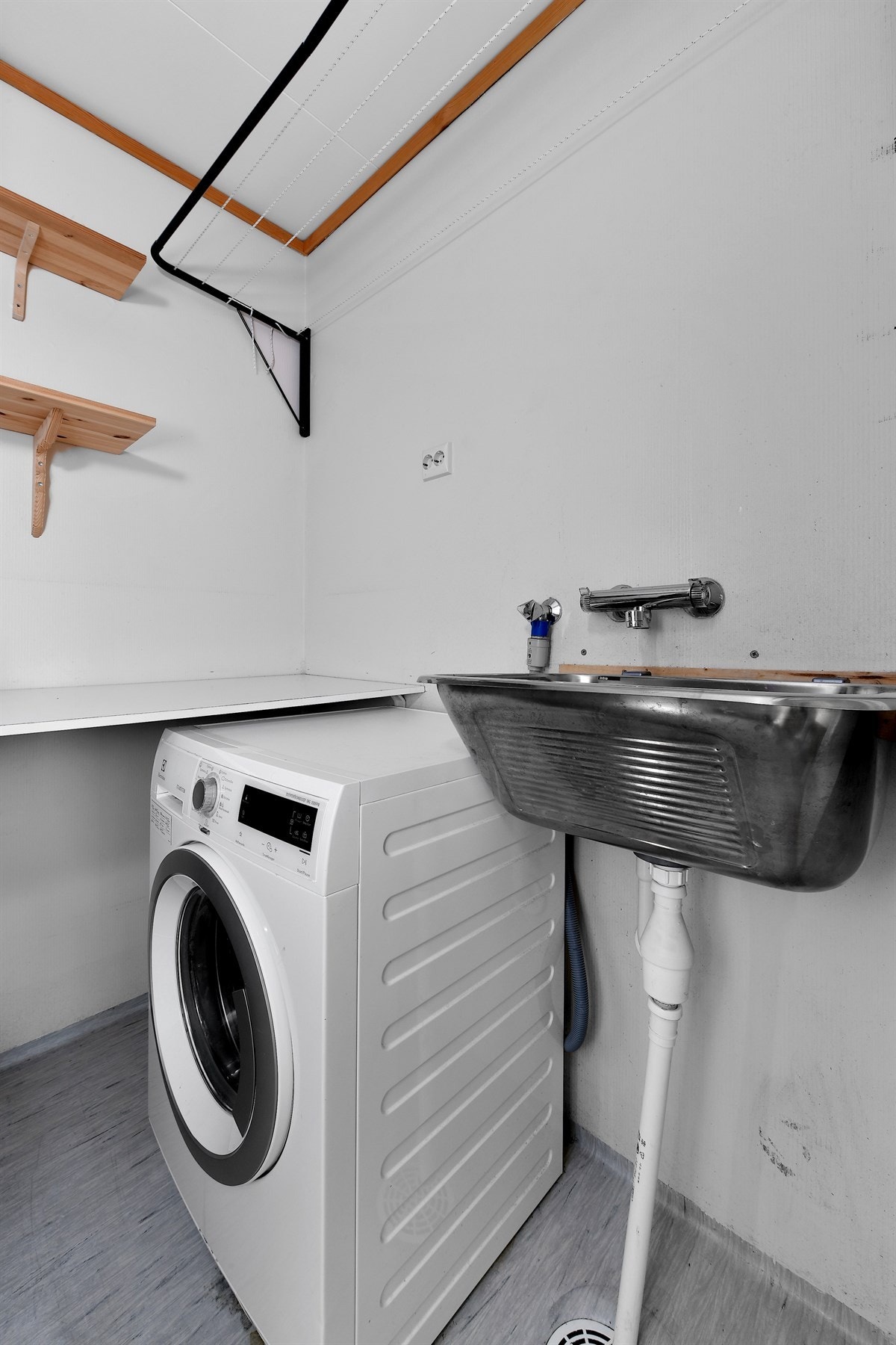 Vaskerommet ligger i underetasjen og har gulvbelegg, en praktisk skyllekum og opplegg vaskemaskin. Det er montert benkeplate, opphengssystem og diverse hyller i rommet. Galleribilde