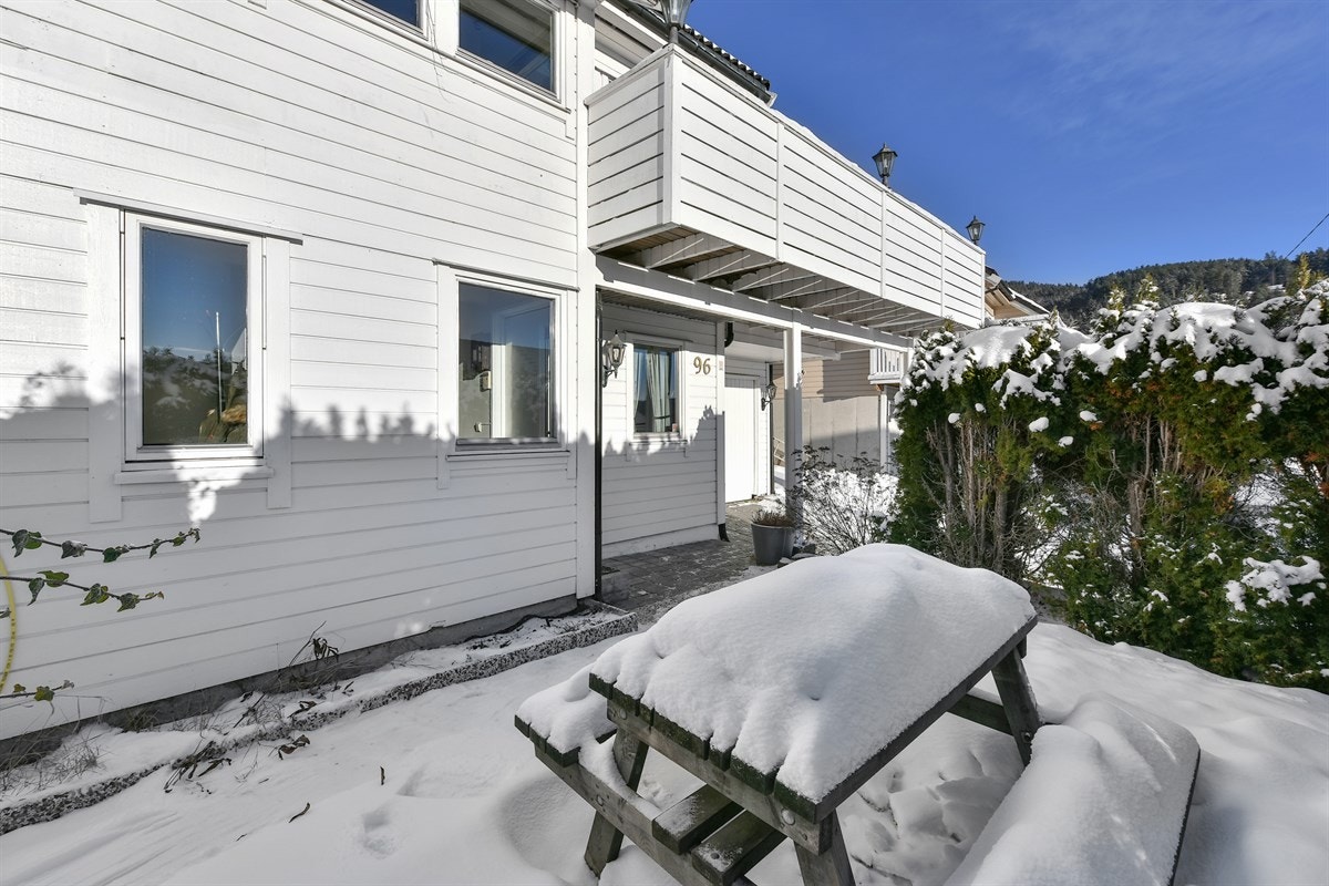 Rett ved boligen ligger marka med et stort nettverk av merkede turstier og lysløype. Galleribilde