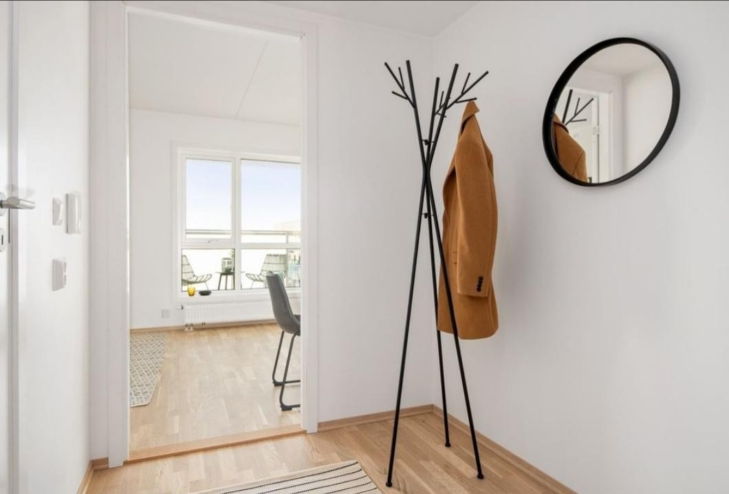 Romslig entré. Galleribilde