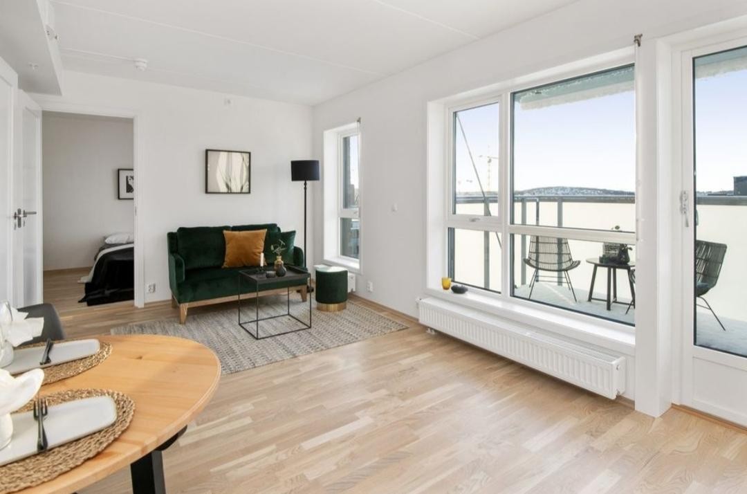 Store vindusflater, åpent utsyn og ingen insyn. Utvendig solskjerming på alle vinduer. Galleribilde