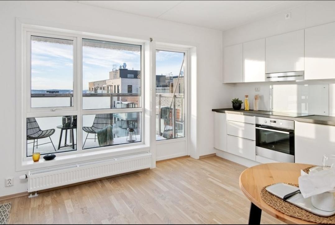 Fra stue/kjøkken er det utgang til sydvestvendt balkong med gode solforhold- en forlengelse av stuefølelsen! Galleribilde